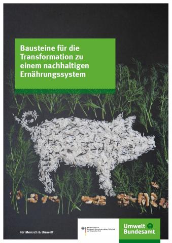 Bild einer Schweinesilhouette aus Reiskörnern auf dunklem Hintergrund, umgeben von Dillkräutern und Walnussstücken, die am Boden verstreut sind. Oben ein grünes Banner mit dem Text 'Bausteine für die Transformation zu einem nachhaltigen Ernährungssystem' in fetter weißer Schrift und unten ein kleineres grünes Banner mit dem Text 'Für Mensch & Umwelt' sowie dem Logo des Umweltbundesamtes auf der rechten Seite."